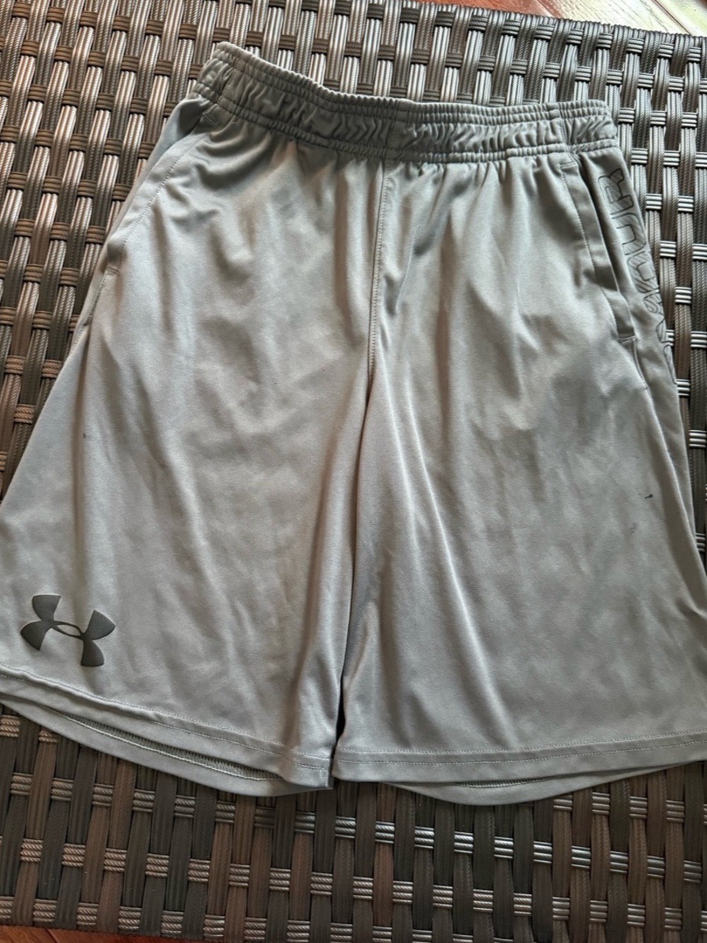 BOYS Under Armour Loose Coupe Stretch Short Athletic Shorts Gray Size L Like New